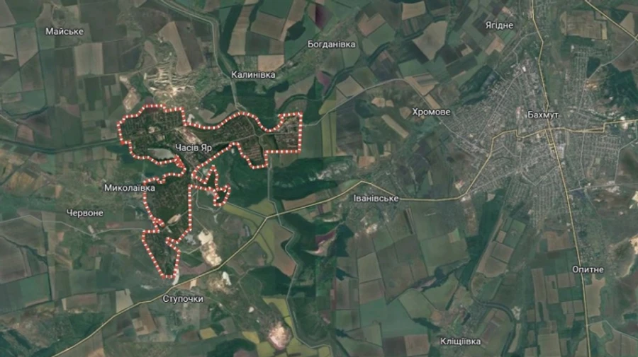 Россияне с дрона попали по многоэтажке в Часовом Яру: два человека погибли