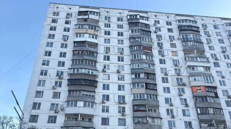 Лід розриває труби, у квартирах 2°C: в одній з багатоповерхівок Києва вже два тижні немає опалення