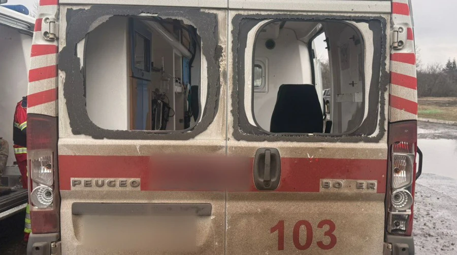 На Харківщині російський FPV-дрон влучив біля швидкої: двоє людей постраждали