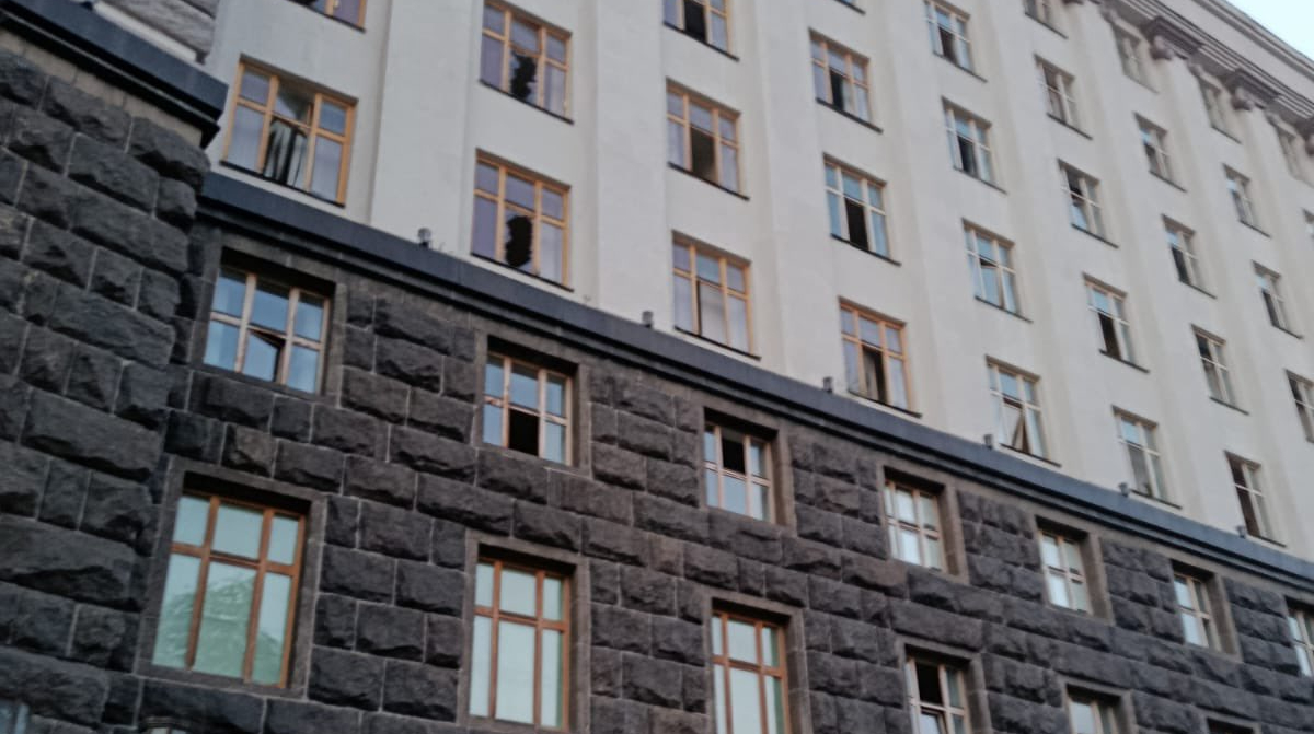 У Києві через нічний обстріл постраждала будівля Кабміну