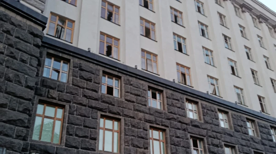 У Києві через нічний обстріл постраждала будівля Кабміну