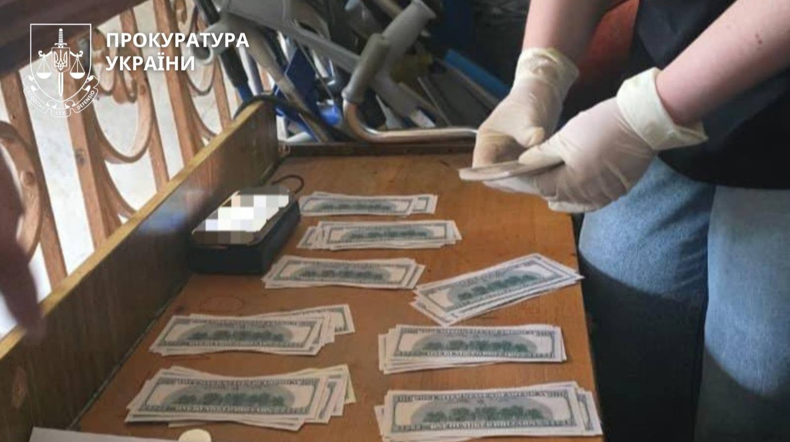 Медикиня пропонувала бійцю операцію на здоровому хребті для звільнення зі служби: вилучено 6,8 млн готівки