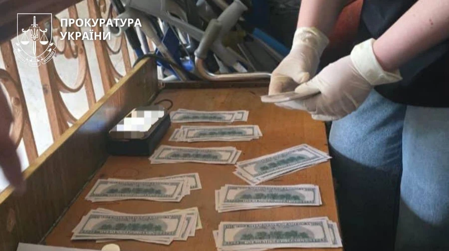 Врач предлагала бойцу операцию на здоровом позвоночнике для увольнения со службы: изъято 6,8 млн наличных