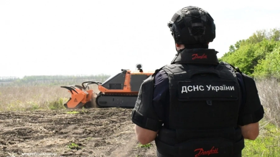 На Харківщині сапери випробовують машину механізованого розмінування 