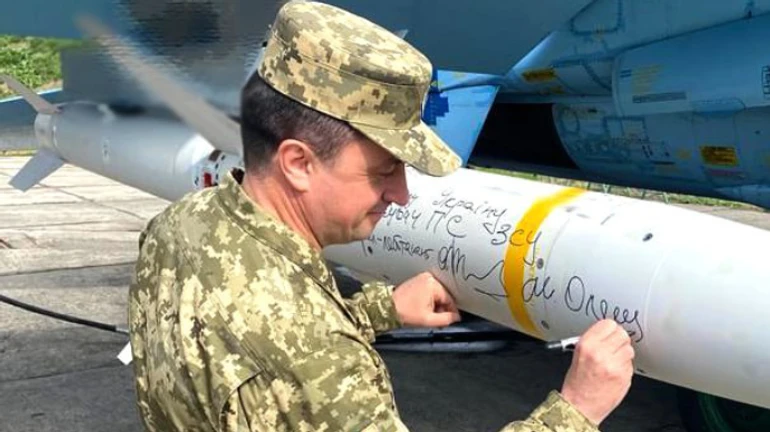 ­Командувач Повітряних сил підписав ракету HARM: послання частково підлягає цензурі