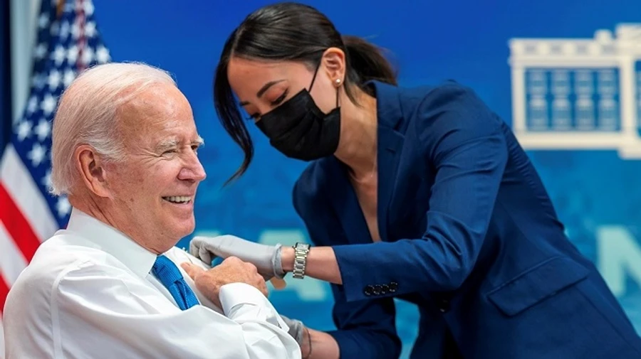 Байден показал, как еще раз привился от ковида
