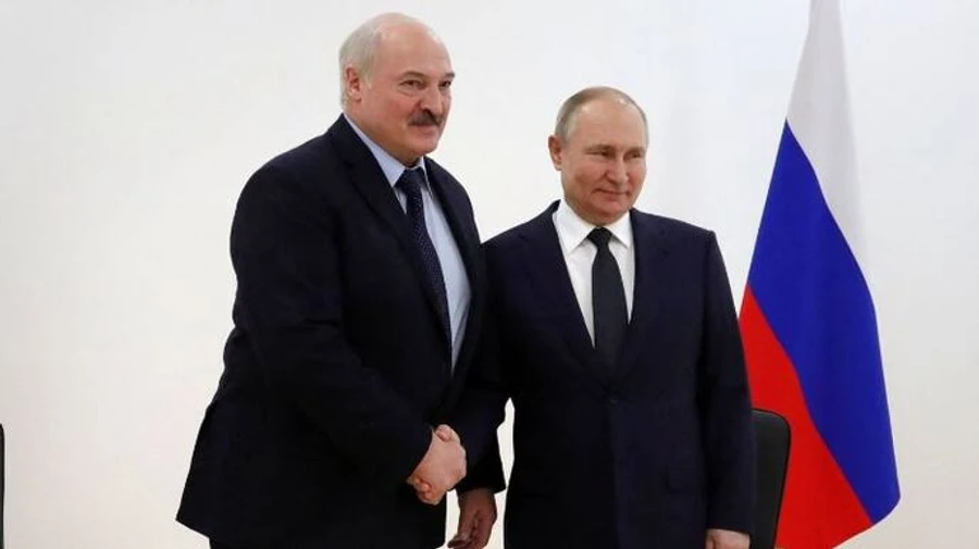 Лукашенко каже, що не допустить удару в спину Росії, готовий піднімати по тривозі військових