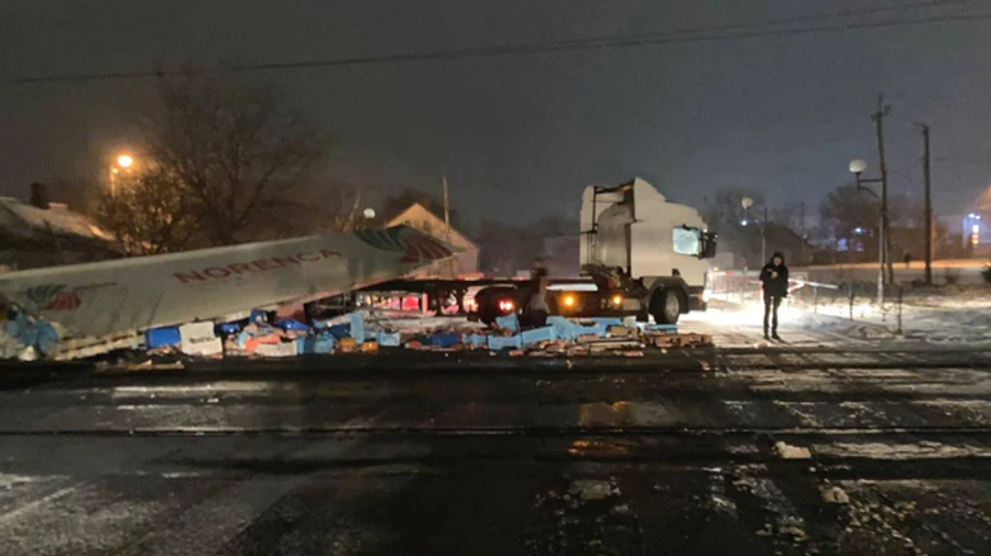 В Ровенской области столкнулись грузовик и поезд: есть травмированные