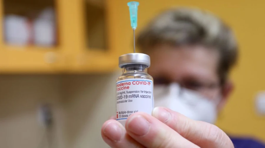 В США одобрили бустерные прививки Moderna и J&J