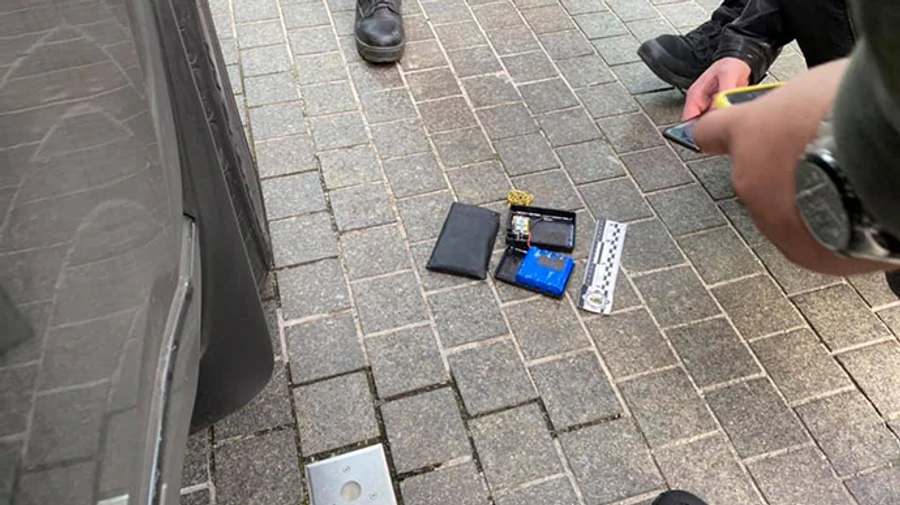 Арахамия нашел под колесом авто устройство слежения