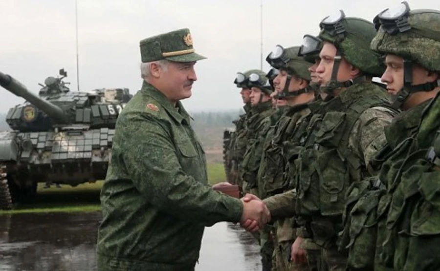 Игнорируя эпидемию коронавируса, Беларусь проведет парад 9 мая