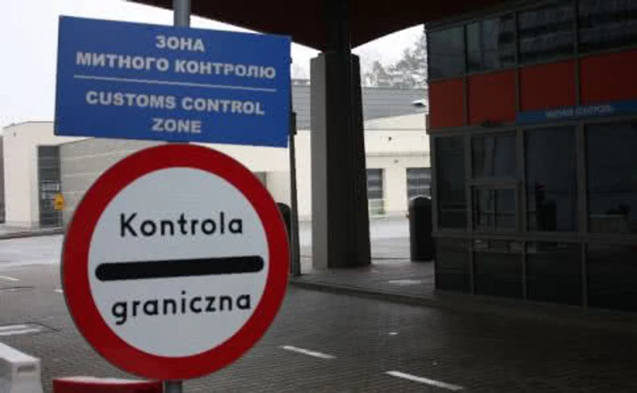 Справа про мішок грошей через кордон: за півроку ДБР підозрюваних не знайшло