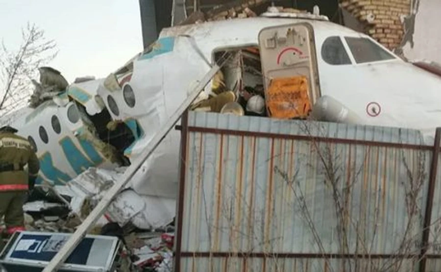 Самолет со 100 людьми на борту разбился в Казахстане, по меньшей мере 7 жертв