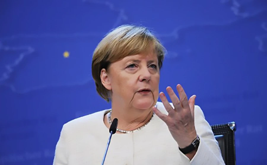 Меркель призвала Путина освободить украинских моряков