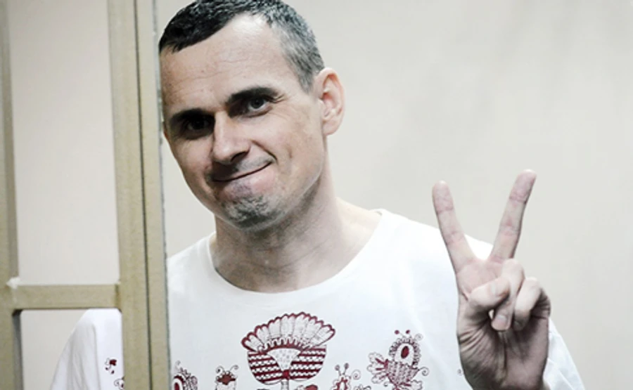 Під посольством РФ у Києві влаштували акцію, вимагаючи свободу Сенцову