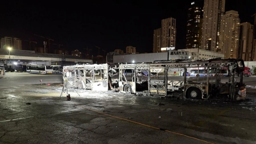 В Израиле взорвались три пустых автобуса: террористы, вероятно, перепутали время детонации