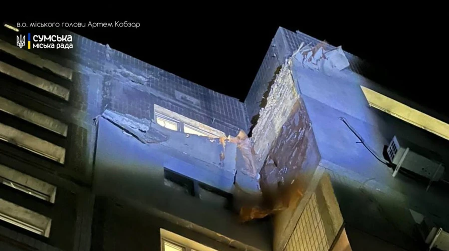Ворожий дрон влучив у багатоповерхівку в Сумах