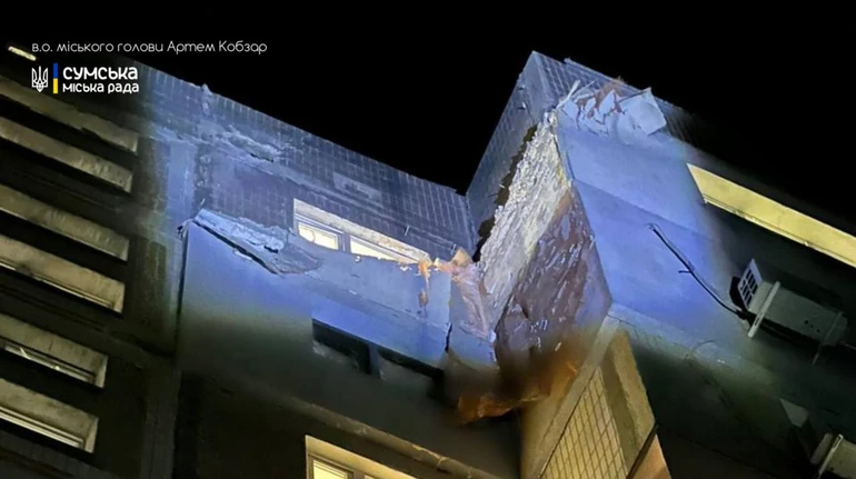 Вражеский дрон попал в многоэтажку в Сумах