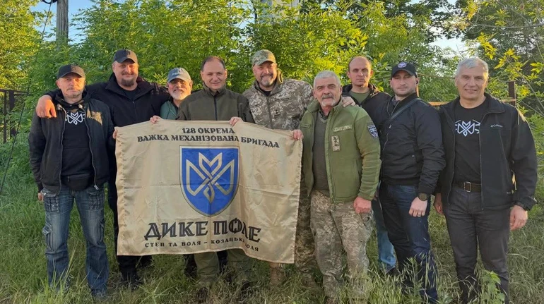 Лидера партии Свобода Тягнибока ранили на фронте – Марцинкив