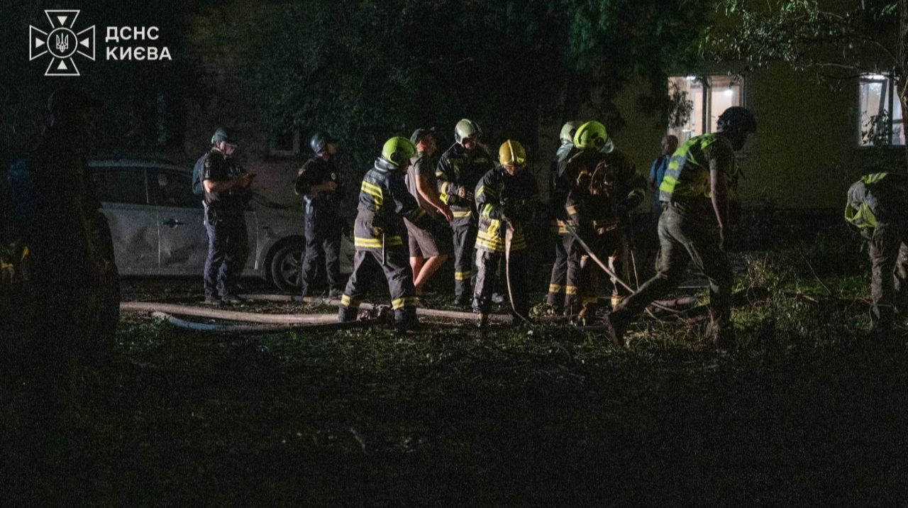 Щонайменше троє потерпілих: у ДСНС показали ліквідацію наслідків удару по Києву