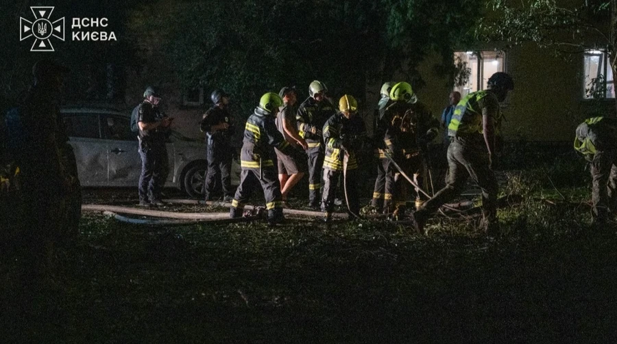 Щонайменше троє потерпілих: у ДСНС показали ліквідацію наслідків удару по Києву