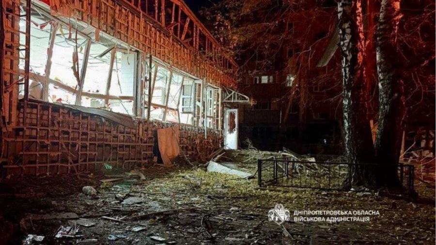 Россияне атаковали Синельниково: загорелась многоэтажка, разрушен магазин, 3 погибших