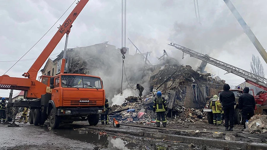 Удар росіян по будинку у Новогродівці: з-під завалів дістали загиблого, шукають ще 