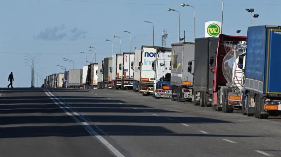 Slovak hauliers set up warning blockade on border with Ukraine