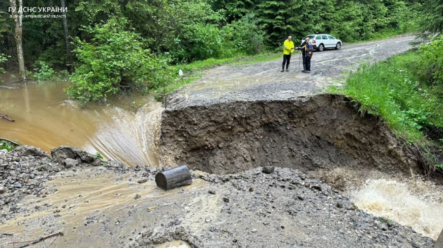 На Прикарпатті через негоду розмило дороги