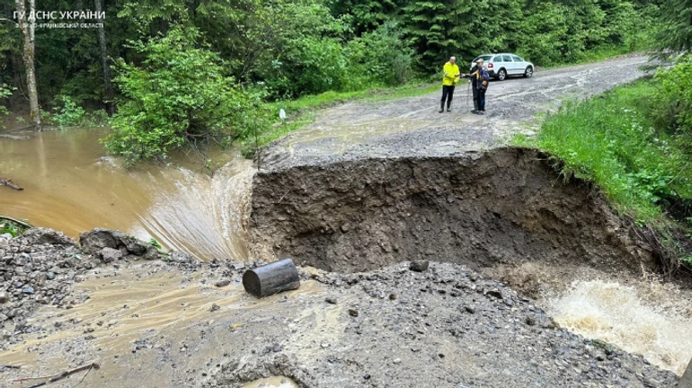 На Прикарпатье из-за непогоды размыло дороги