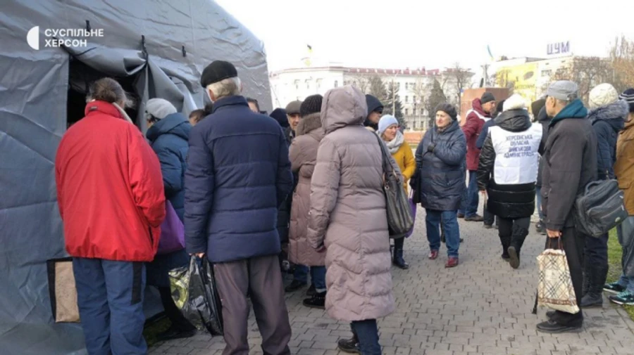 Россияне обстреляли пункт выдачи гуманитарки в Херсоне, есть раненые