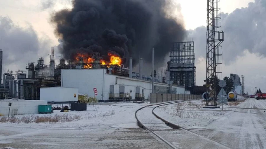 Largest oil refinery in Siberia on fire