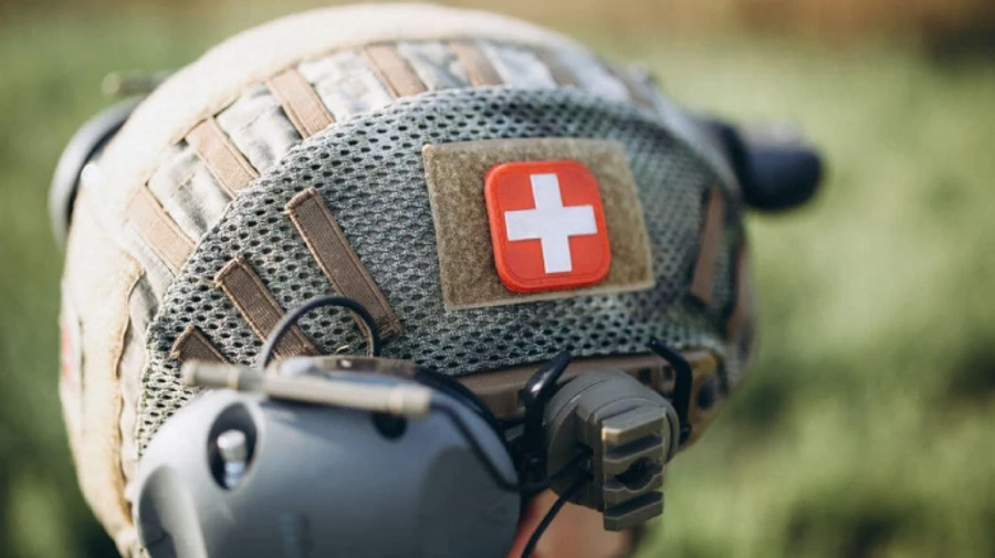 Бои на востоке: нацгвардейцы оказали помощь пленному оккупанту