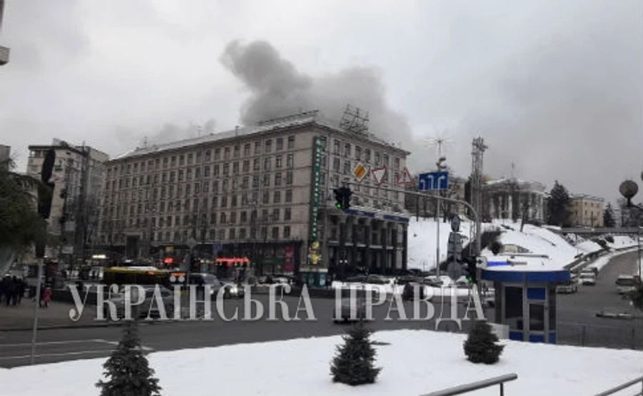 На Крещатике горит дом