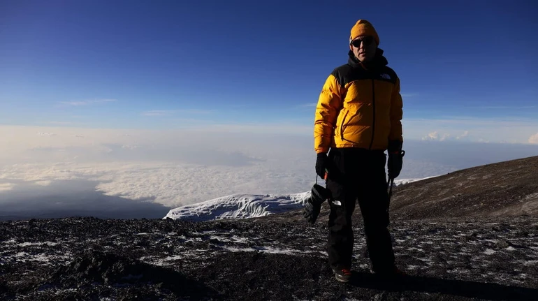 Розгорнув 4,5-метровий прапор на Кіліманджаро: підприємець встановив рекорд України