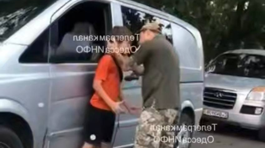 Одеський ТЦК почав перевірку через відео, де чоловік у формі вдарив підлітка