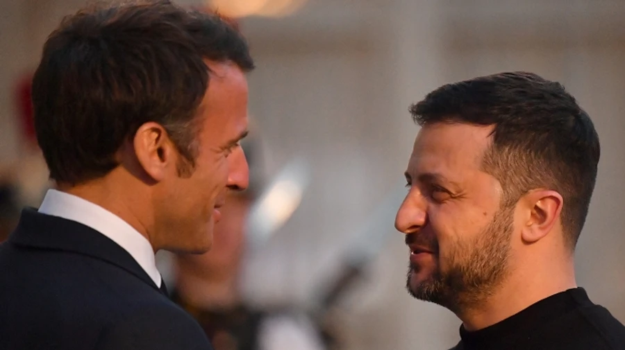 Зеленский уже на церемонии ко Дню высадки в Нормандии, где его встретил Макрон