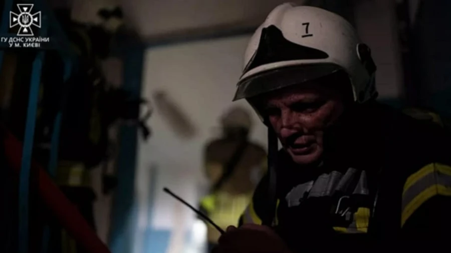 У Києві під час пожежі жінка вистрибнула з вікна і загинула