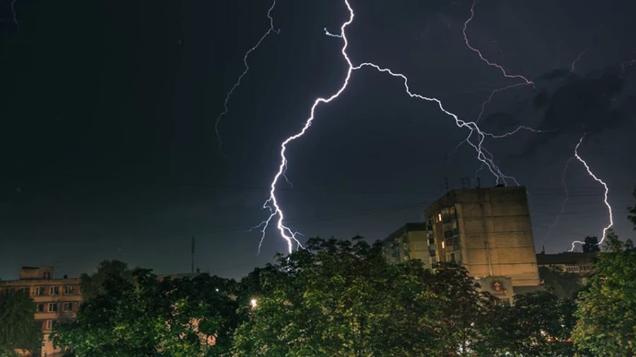 Українців попередили про грози і град 