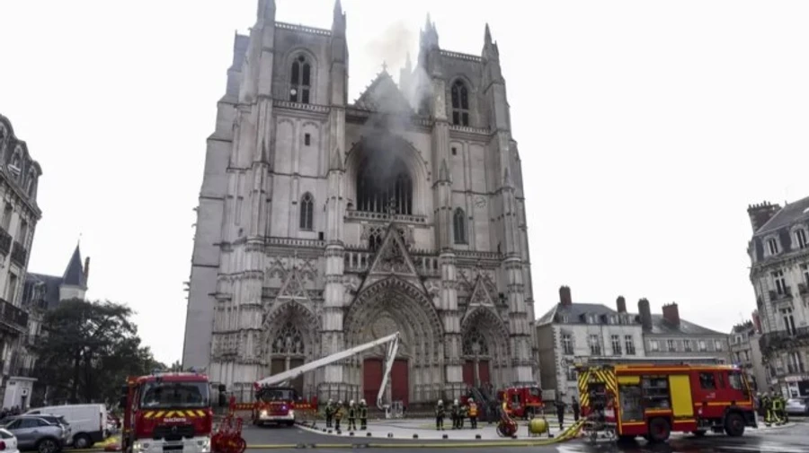 Пожежу в готичному соборі у Нанті нарешті загасили
