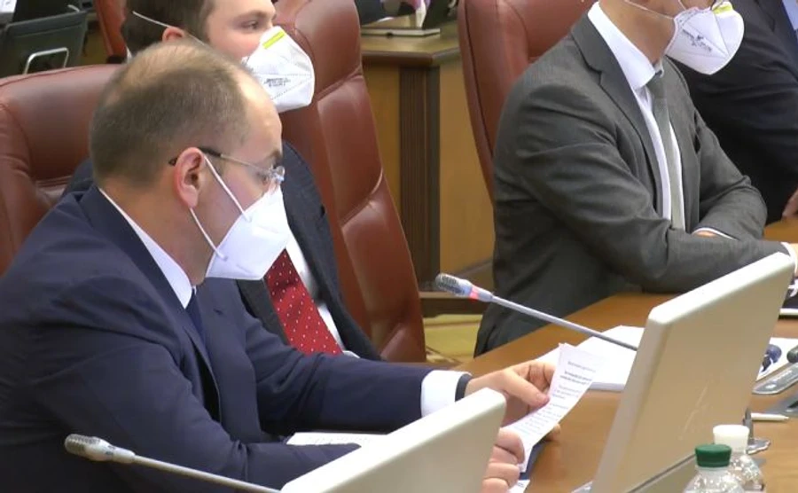 Кабмин введет еще больше ограничений на передвижение из-за COVID-19