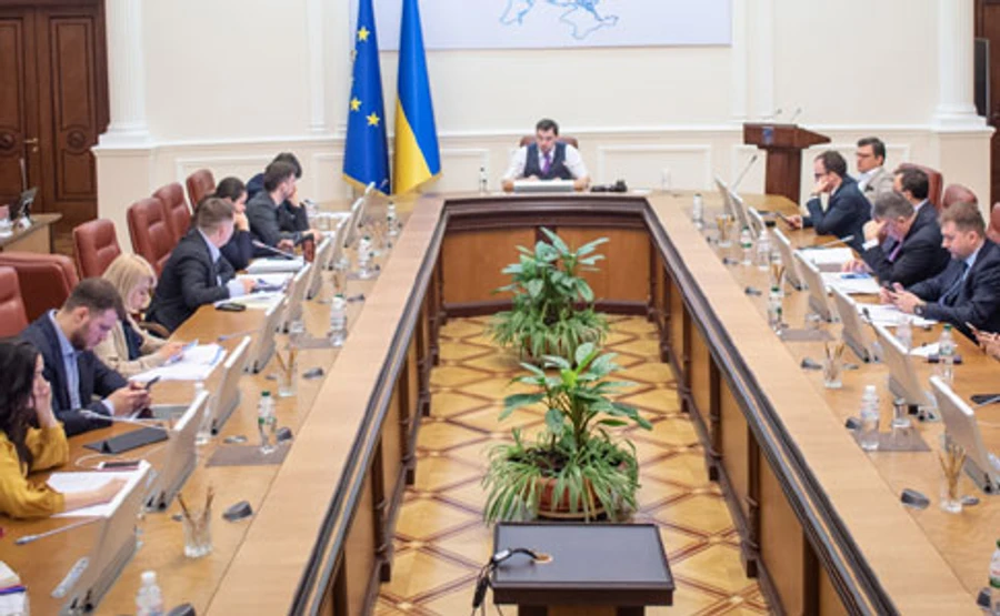 Міністри почали писати пости на підтримку Гончарука