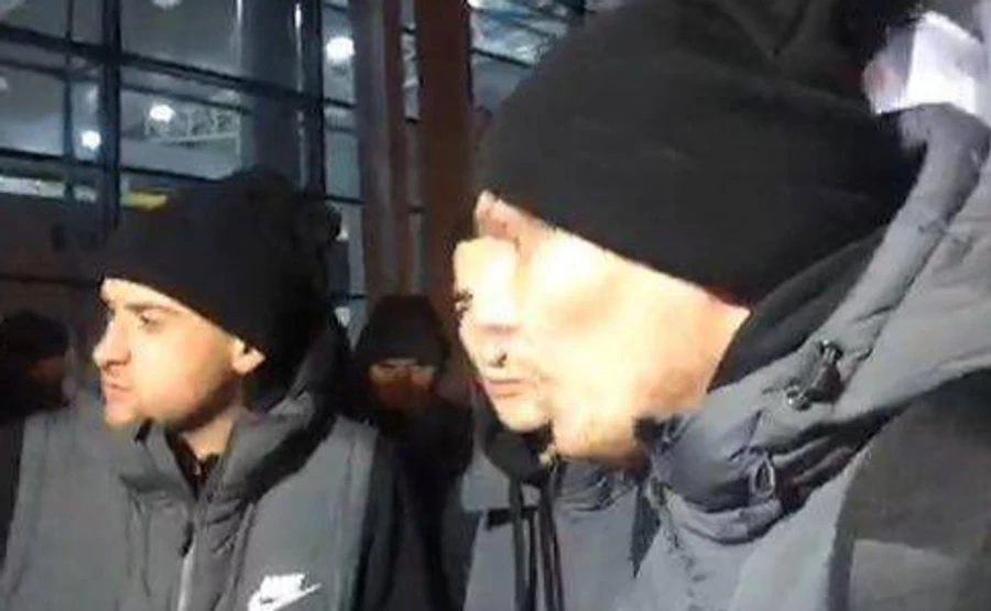 Ультрас зупинили автобус Шахтаря, щоб поговорити про війну на Донбасі