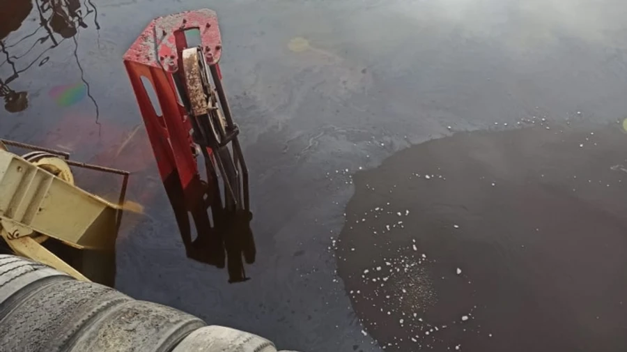 В порту Николаева затонуло судно: произошла утечка нефти