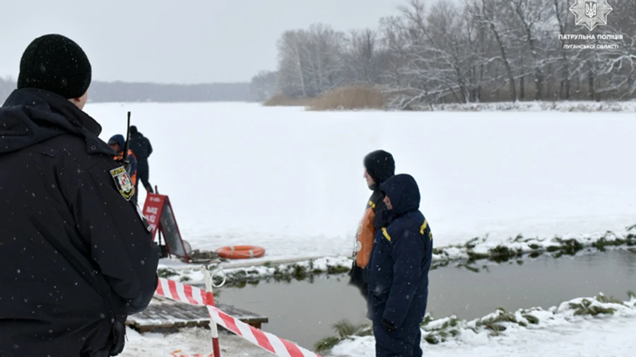 Во Франковске пьяный морж сидел в проруби 10 минут: пришлось звать Нацгвардию