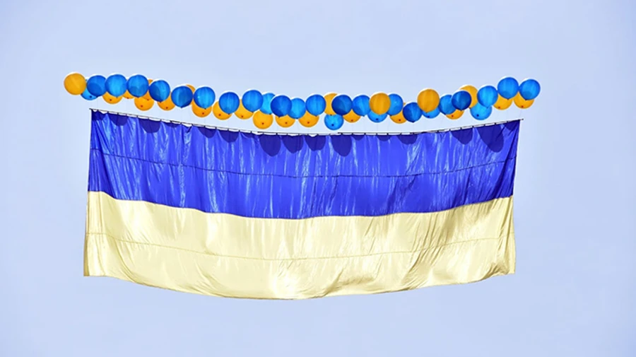 В сторону ОРДЛО запустили сине-желтые флаги