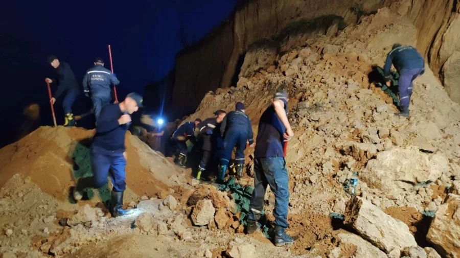 Тривають пошуки постраждалих внаслідок обвалу грунту біля моря на Одещині