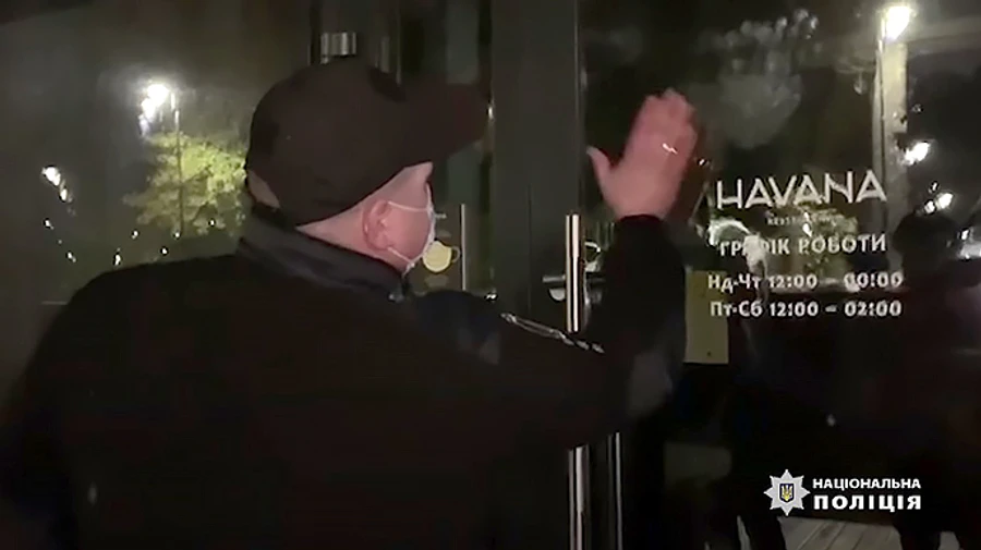 Поліція штурмувала ресторан на Печерську, де побили журналіста