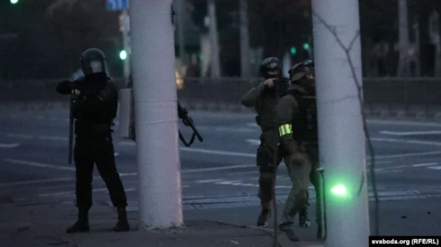 В Минске силовики стреляли в протестующих резиновыми пулями и бросали светошумовые гранаты