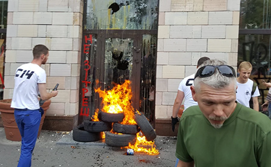 На Грушевського розгромили магазин, де стерли графіті